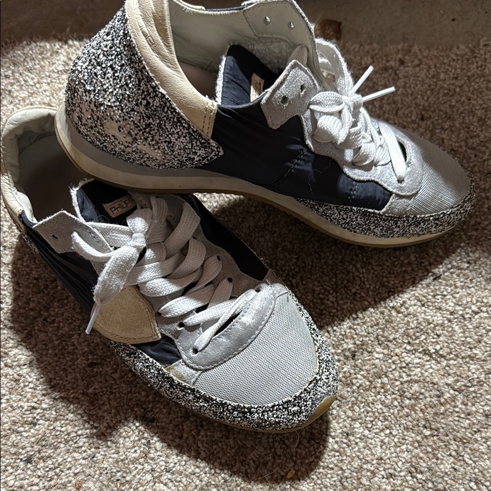Stylish Women's Sneakers in Black and White